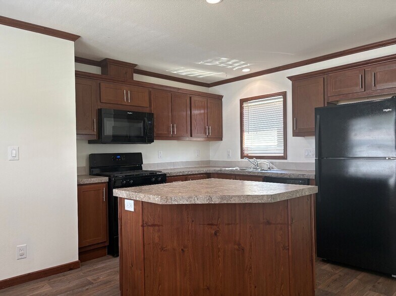 Building Photo - 2431 Four Seasons Dr