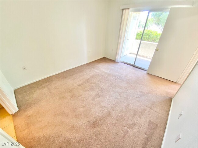 Building Photo - 3400 Cabana Dr