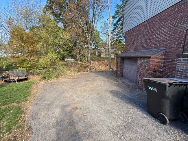 Building Photo - 111 Roberts Dr