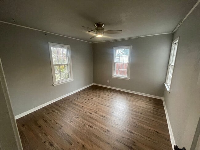 Building Photo - 2 bed, 1 bath all updated and includes ful...