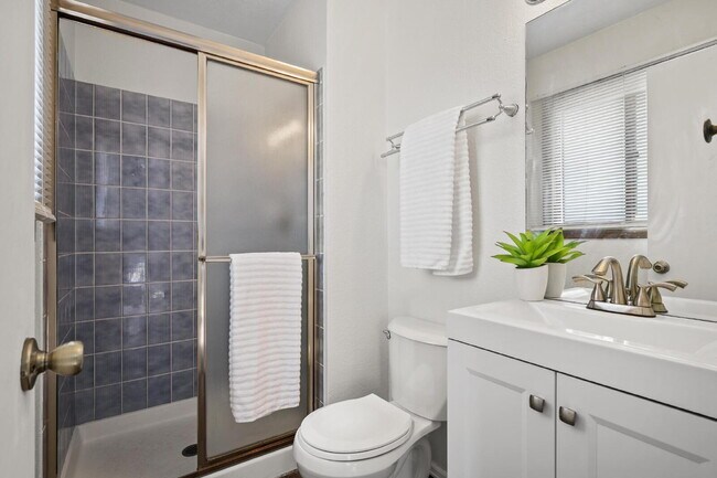 Building Photo - "Spacious 5-Bedroom Haven with 3 Full Bath...