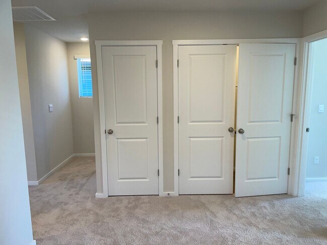 Building Photo - HALF OFF FIRST MONTHS RENT 3 Bed 2.5 Bath ...