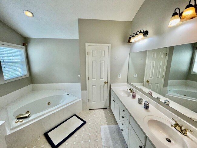 Building Photo - 2465 Lunetta Ln
