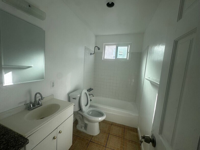 Building Photo - 1499 W 35th Pl
