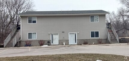 Building Photo - 2 Bedroom 1 Bathroom upstairs apartment