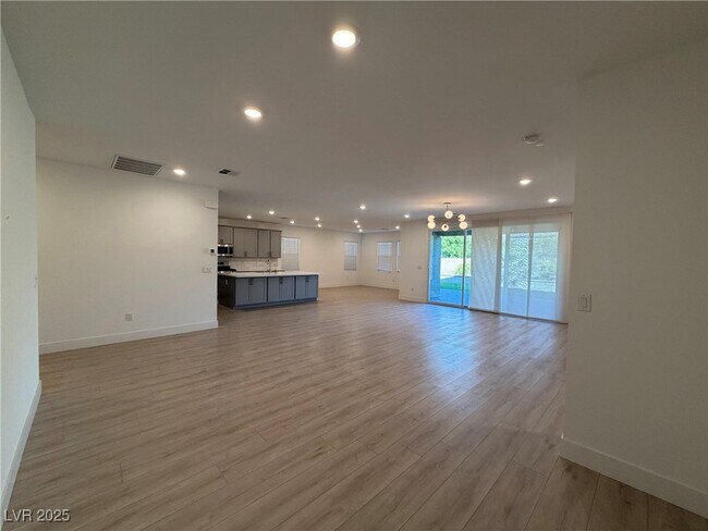 Building Photo - 6270 Lamont Hills Ave