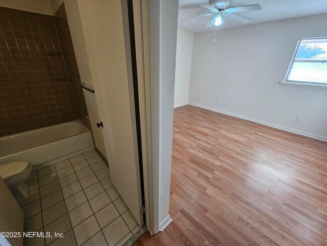 Building Photo - 1307 River Hills Cir E