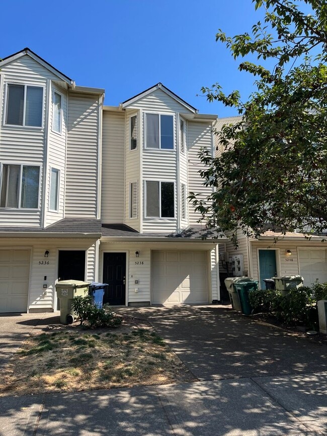 Building Photo - *HALF OFF first full month of rent!* Darli...