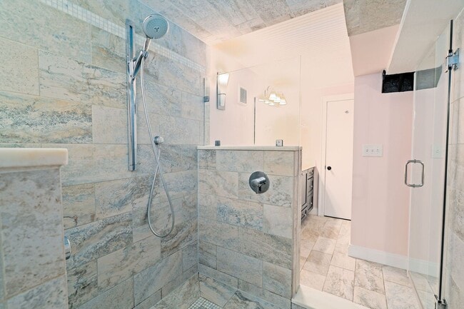 Building Photo - Stylish City Living in Historic Charleston