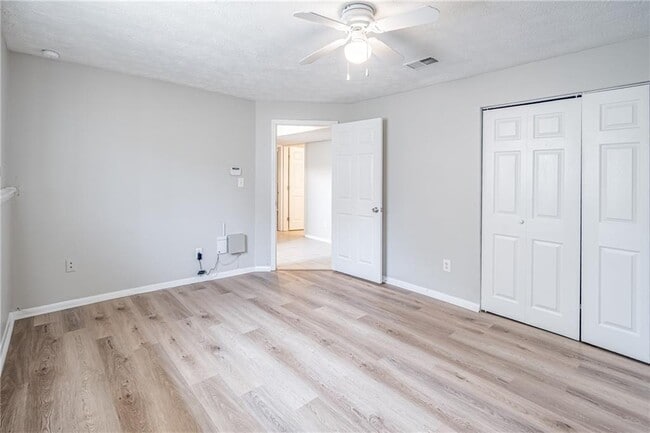 Building Photo - 2407 Redfield Dr