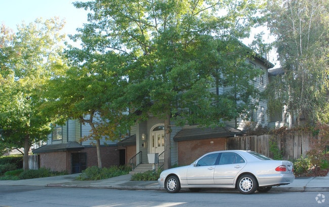 Building Photo - 478 S Murphy Ave