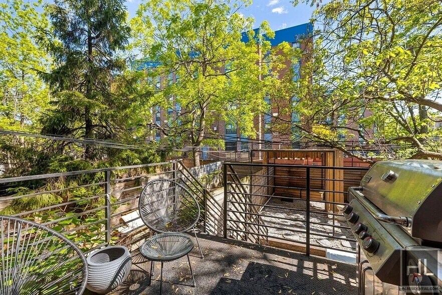 Building Photo - Gorgeous Townhome in Bed Stuy!