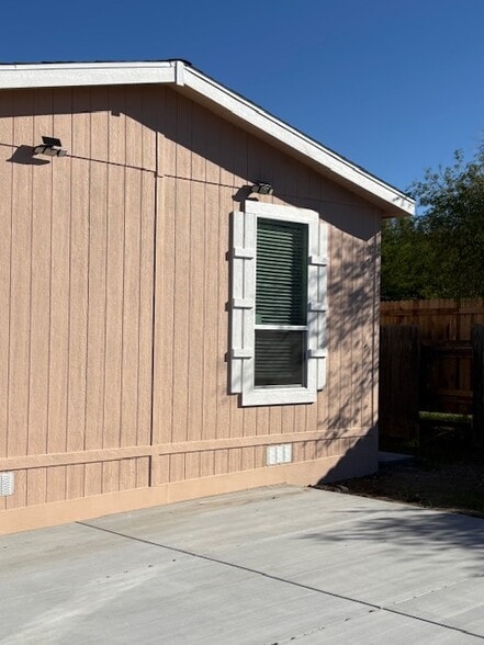 Building Photo - 751 W Chase Ave