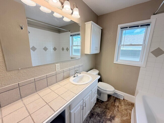 Building Photo - Spacious 4 Bed, 2 Bath Home – Perfect for Families or Roommates