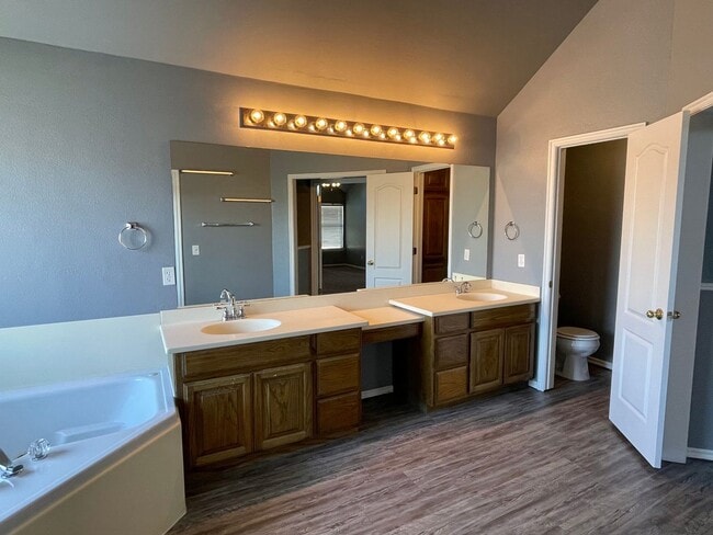 Building Photo - Large 3 Bed 3 Bath Home with an Office in ...