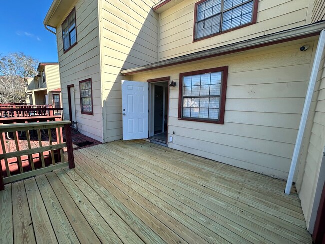 Building Photo - 3 Bed / 2.5 Bath – Steps from Doak Campbell Stadium – Only $1,800!
