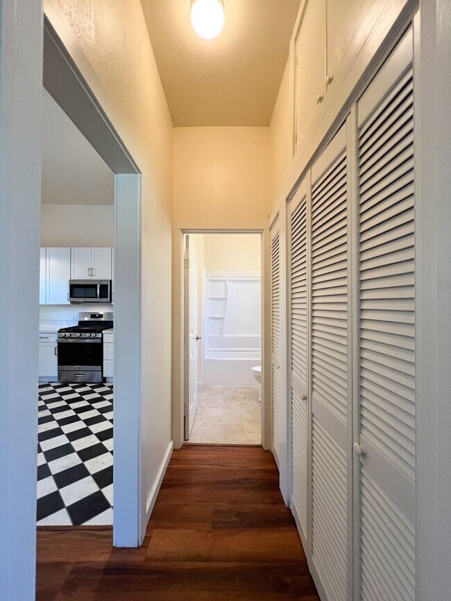 Building Photo - Modern Studio Apartment with Bonus Room, P...