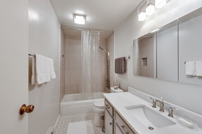 Building Photo - 6033 N Sheridan Rd