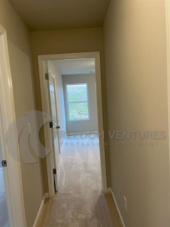 Building Photo - Modern 3-Bedroom Home with Spacious Backya...