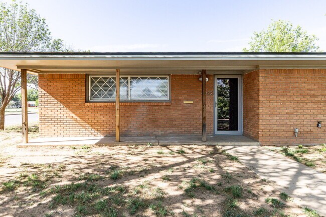 Building Photo - Newly remodeled 3/2/2 in north Lubbock!  M...