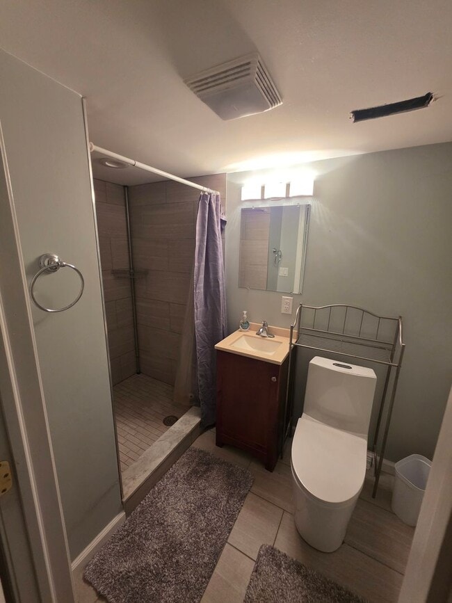 Building Photo - 3-bedroom, 2-bath home in West Mifflin