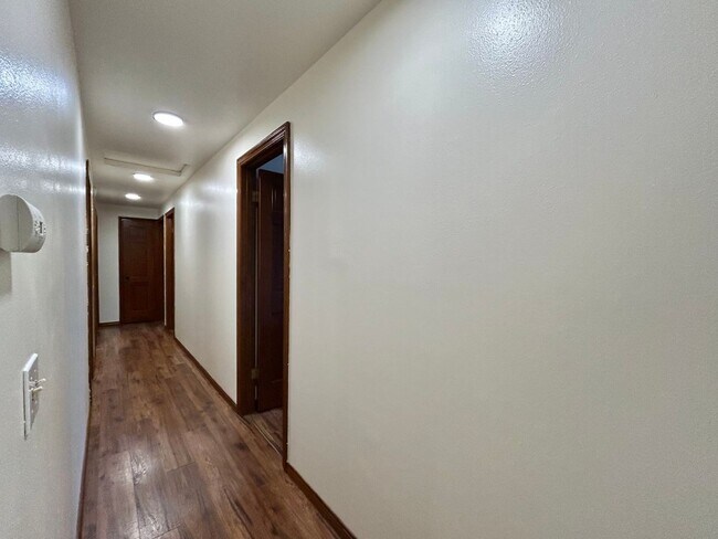 Building Photo - Timeless 5 Bed, 2.5 Bath Home - SW Beaverton