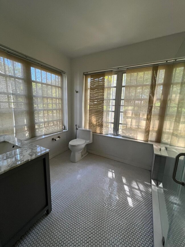 Building Photo - 175 SW 25th Rd