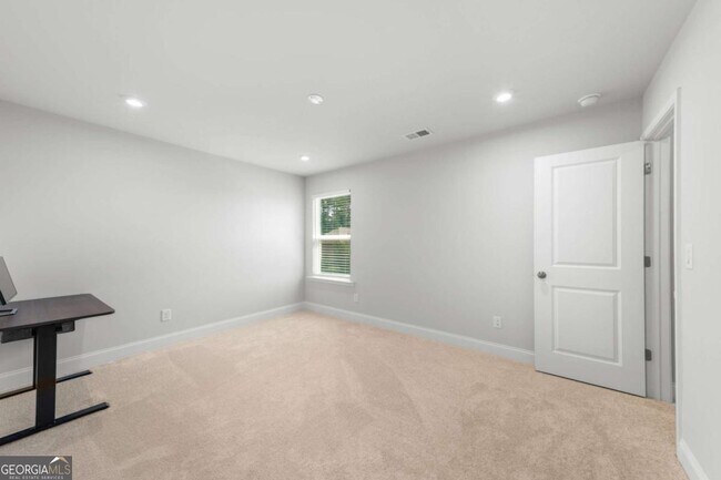 Building Photo - 96 Fairway Dr