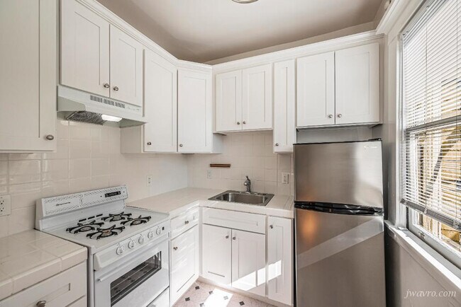 Building Photo - 1590 Sacramento St