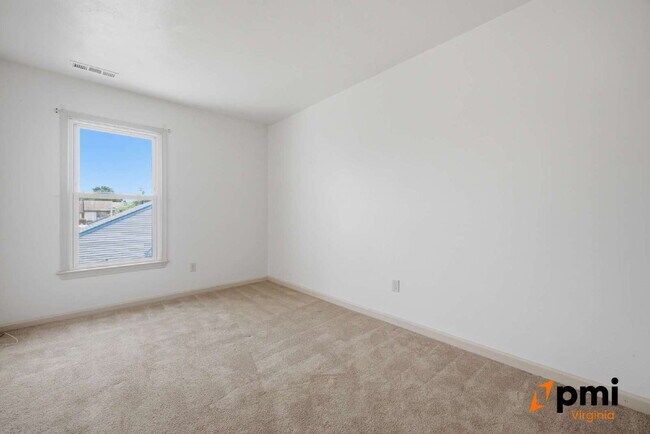 Building Photo - UPDATED 3 BEDROOM 2.5 BATH, FENCED YARD PETS ALLOWED