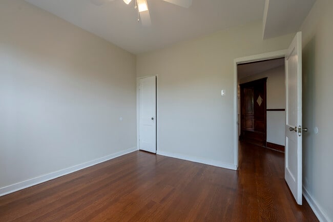 Building Photo - 666 E 50th Pl