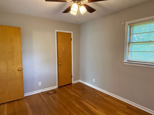 Building Photo - Beautiful 3 bedroom- North Johnson City & Town Acres school district!