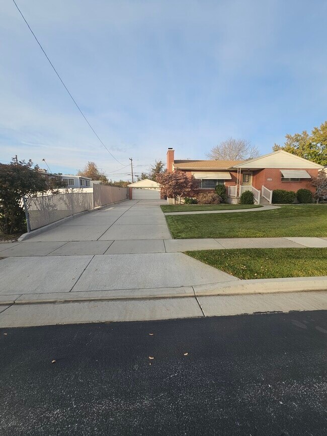 Building Photo - 4 bed 2 bath Home in Murray