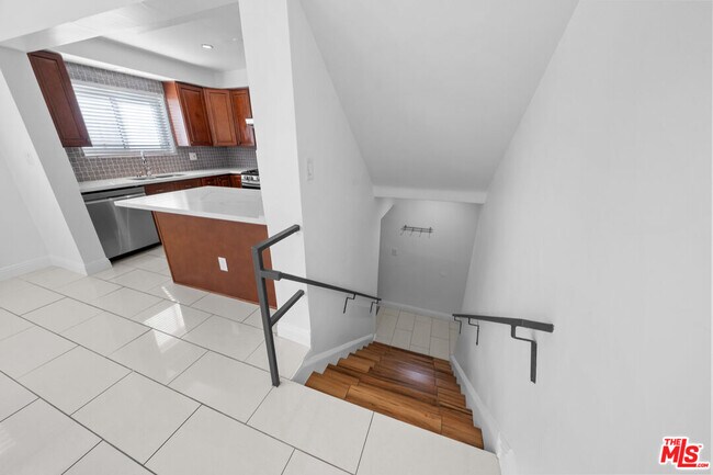 Building Photo - 148 S Reeves Dr