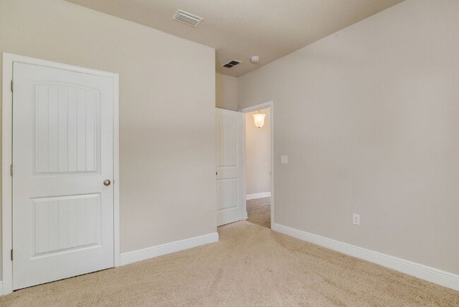Building Photo - Welcome to this exquisite 4-bedroom, 2-bat...