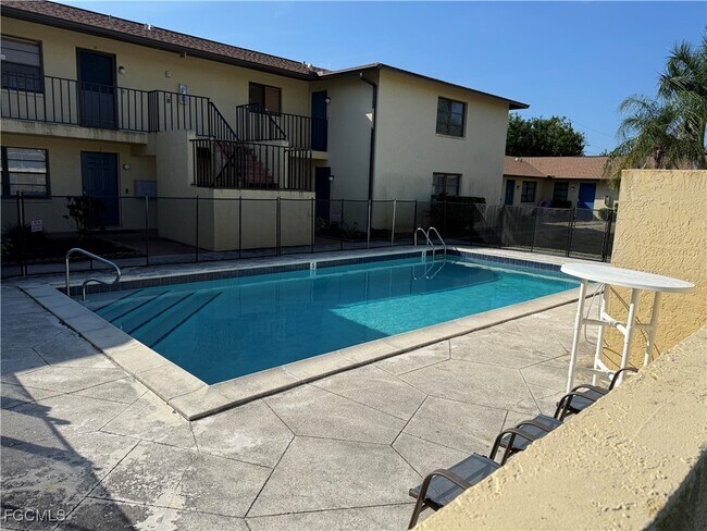 Building Photo - 1104 SE 8th St