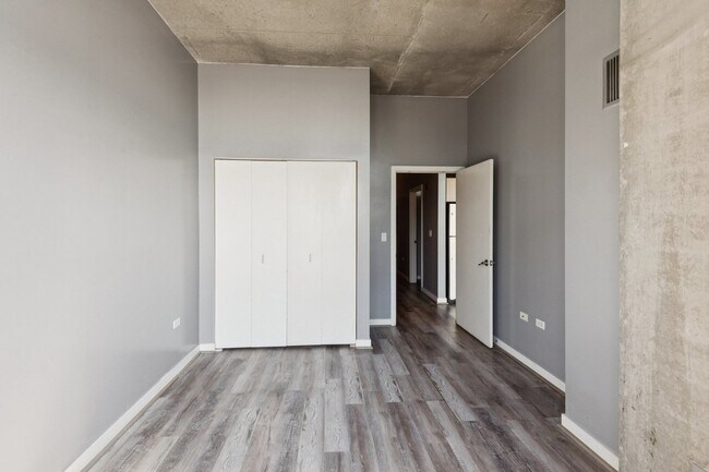 Building Photo - 235 W Van Buren St