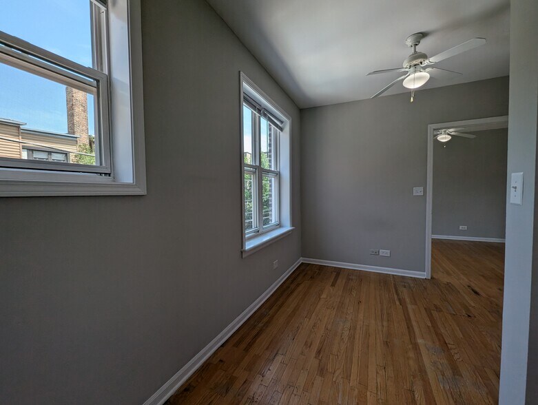 Building Photo - 928 W Dakin St
