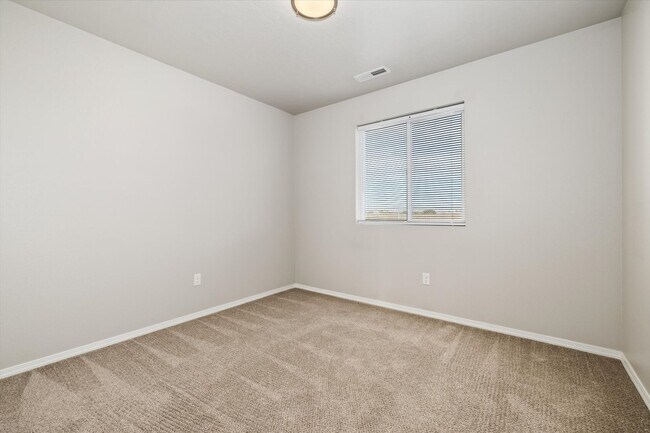 Building Photo - 4 Bedrooms Plus Bonus Room _ Dog Friendly!!