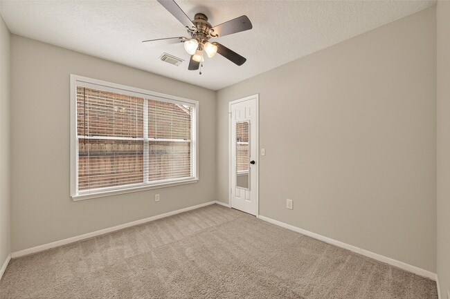 Building Photo - 27 Lush Meadow Pl