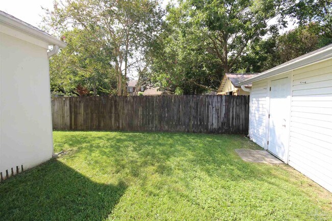 Building Photo - 1221 E Hernandez St