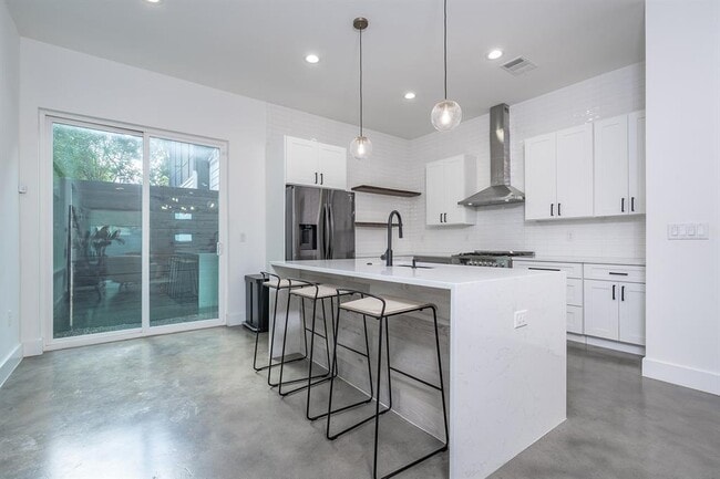 Building Photo - 1419 Montopolis Dr