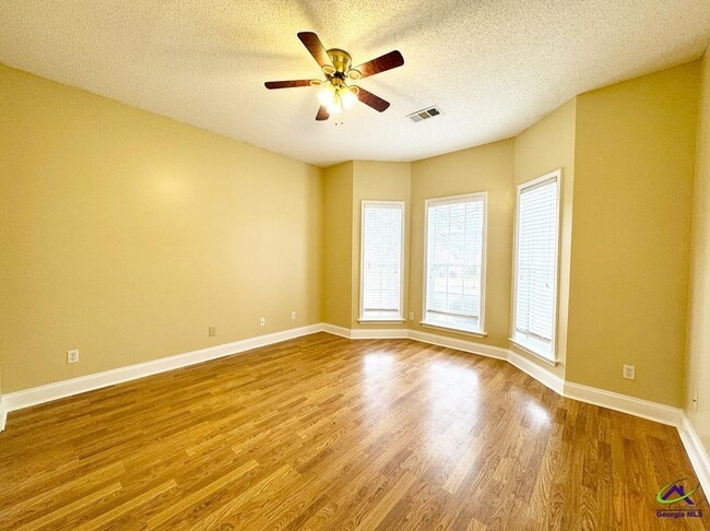 Building Photo - 701 Victoria Cir