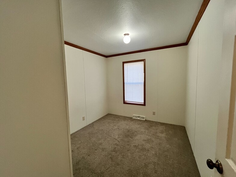 Building Photo - 1432 Iowa Dr