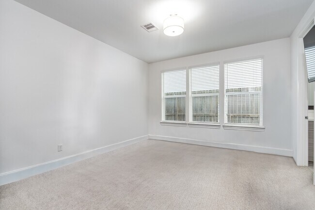 Building Photo - 2312 Hutchins St