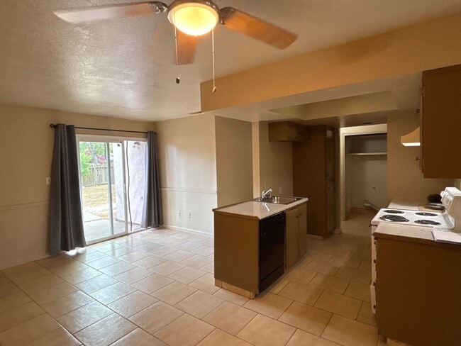 Building Photo - CHARMING 3 BEDROOM 2 BATHROOM SINGLE-STORY IN STOCKTON!