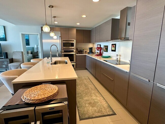 Building Photo - Unfurnished Annual DOWNTOWN ST. PETE - SIG...