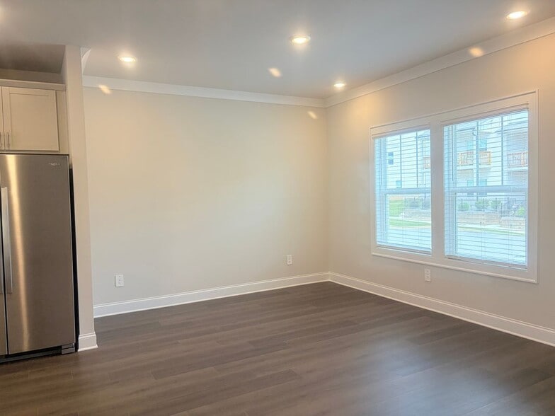 Building Photo - 2756 Devon Vale St