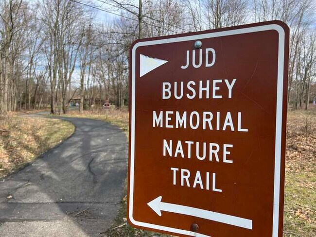 Building Photo - 422 W Melody Ave