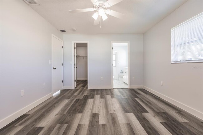 Building Photo - 11065 Waterford Ave